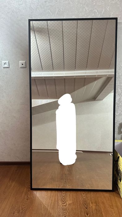 Зеркало с черной отделкой