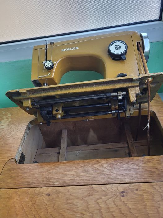 Mașina de cusut Monica