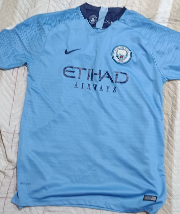 Продавам футболни тениски