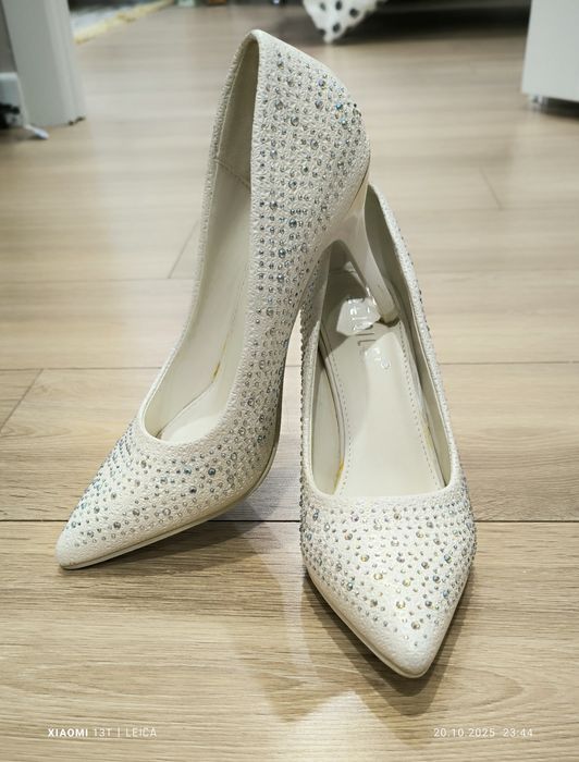 Продам свадебное платье и туфли 38 размера