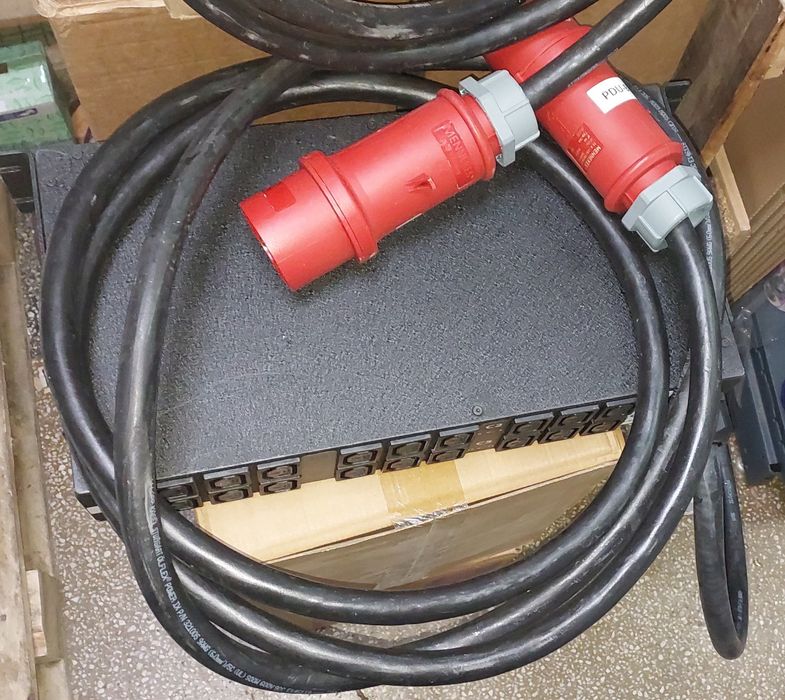 PDU( Power Distribution Unit) Rack 2U 32A 18 x C13 240/415VAC  Geist