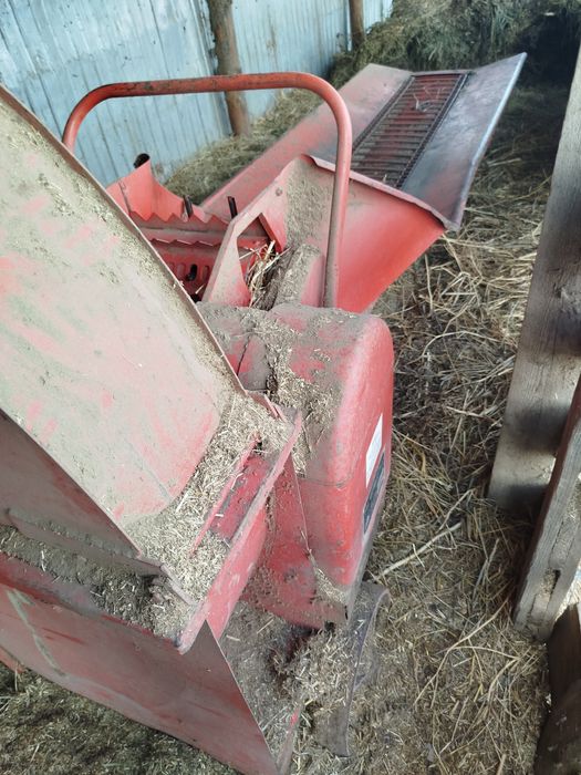 Tocător cu banda pentru fan lucerna etc și moara cu ciocanele