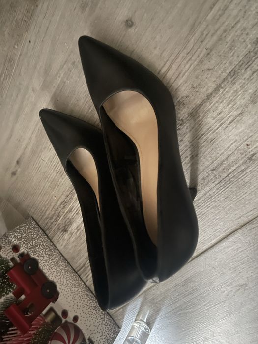 Обувки и боти на ток 37-ми номер