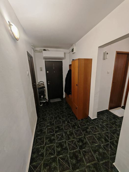 Închiriez apartament 3 camere cartier 1 Mai
