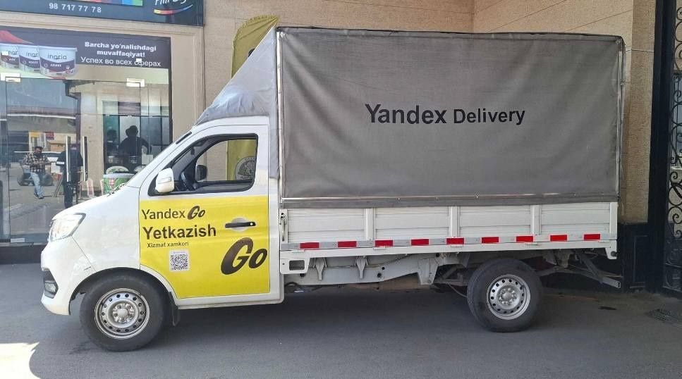 Yandex brend magnit nakleyka