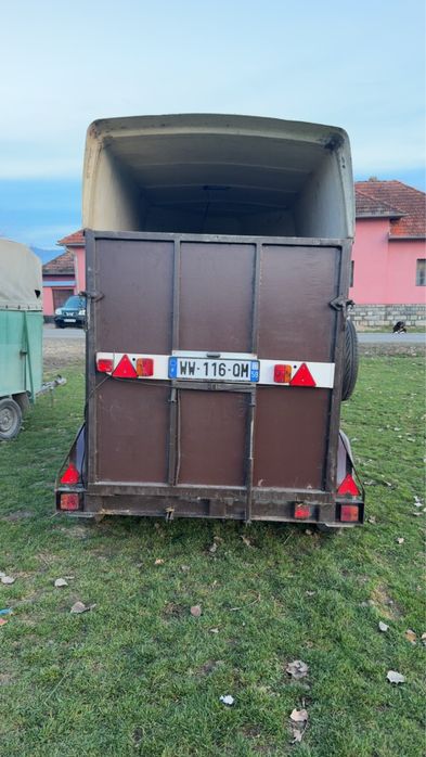 Vand remorca de un cal  jumate