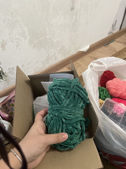 Продам плющевые пряжи. Есть спицы, крючки, глазки и носики. Б/у