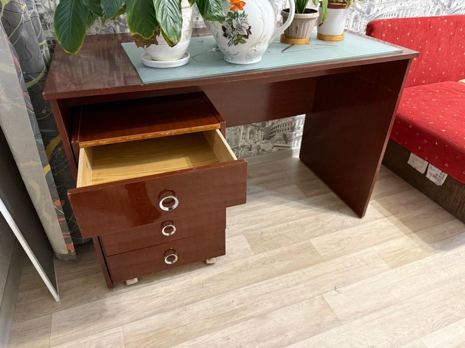 Отдам беспалатно письменый стол