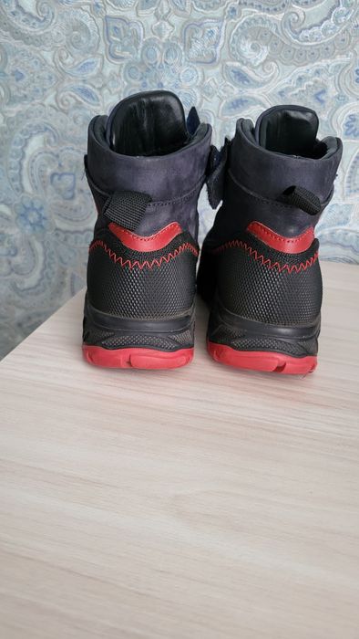 Продам детскую обувь.