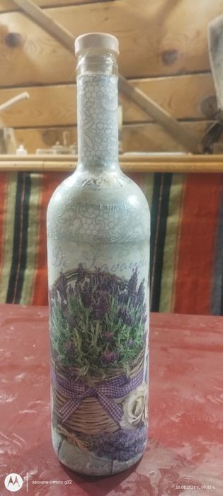 Стъклена бутилка с декупаж