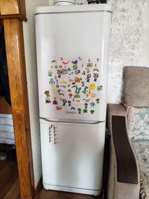 Холодильник Аристон.