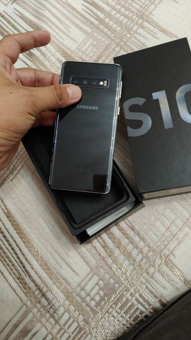 Продам смартфон Самсунг S10