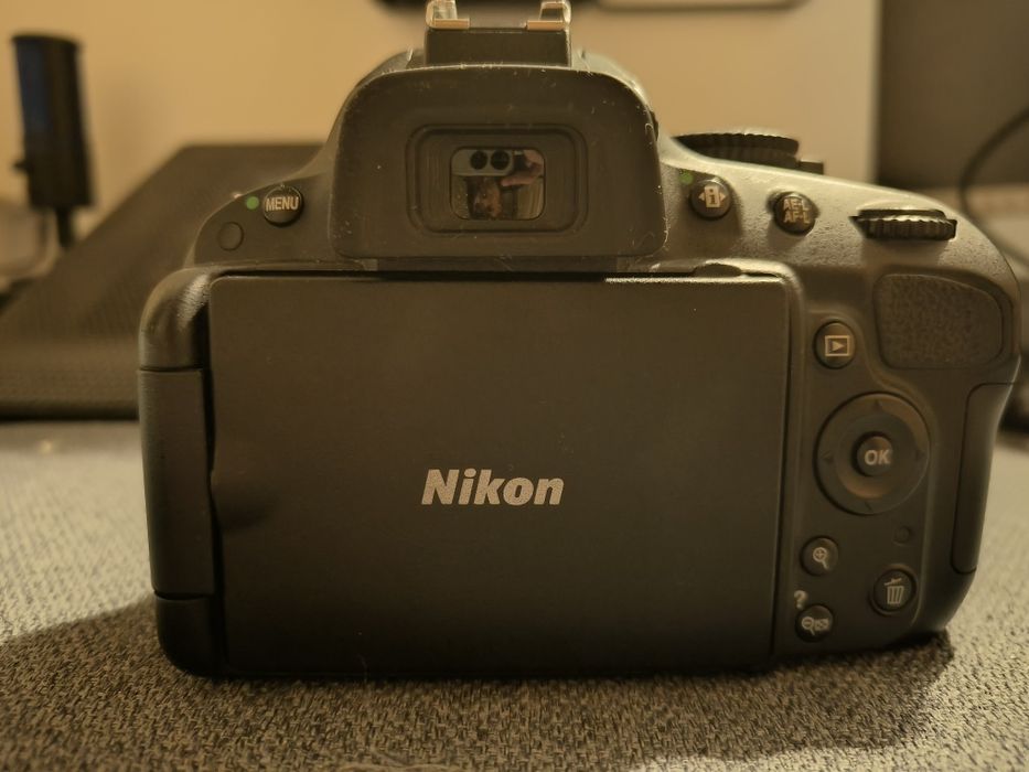 Nikon D5100 + obiectiv 18–55mm VR