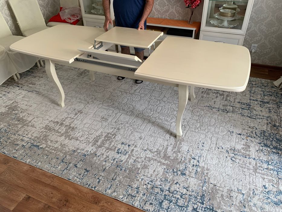 Обеденный стол для гостей