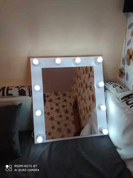 Огледало с осветление за фризьорски салони и професионален грим