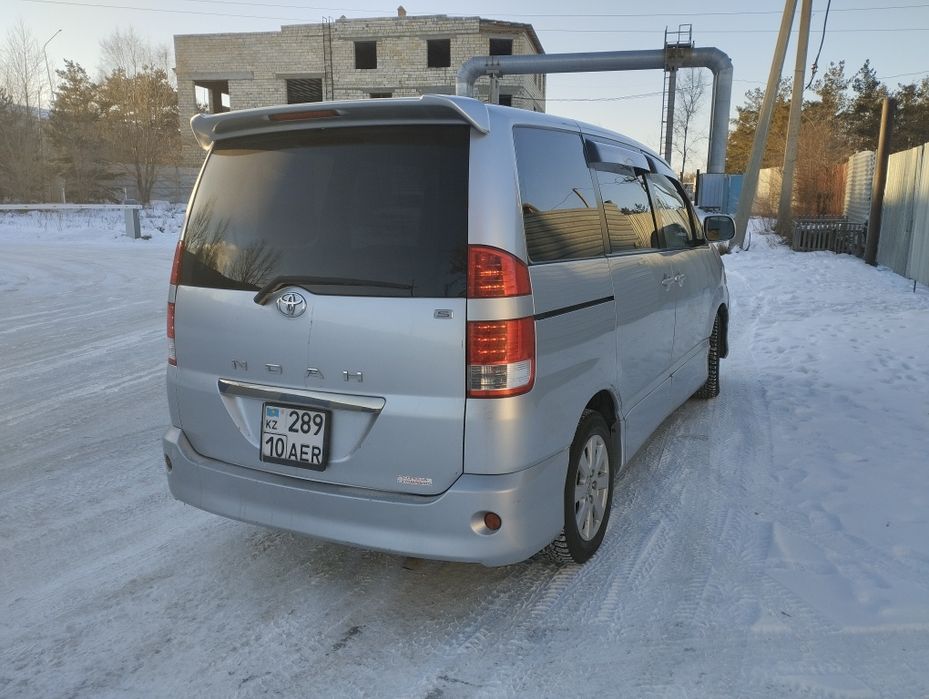 Тойота Noah , минивэн