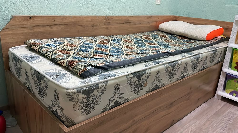 Кровать ,матрас ,спальня