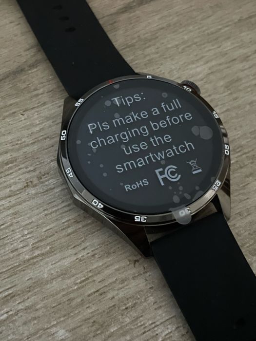 Smartwatch nou nefolosit cu folie de protecție pe ecran