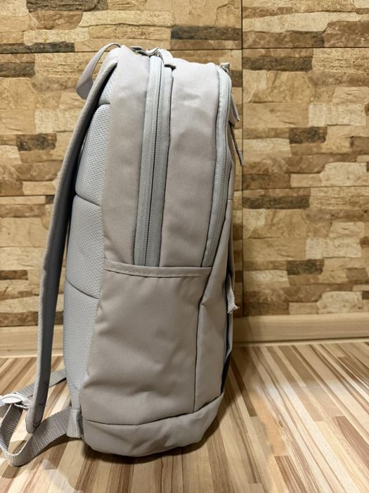 Оригинална раница.NIKE !!!Перфектно качество!!!С две отделения...21ли