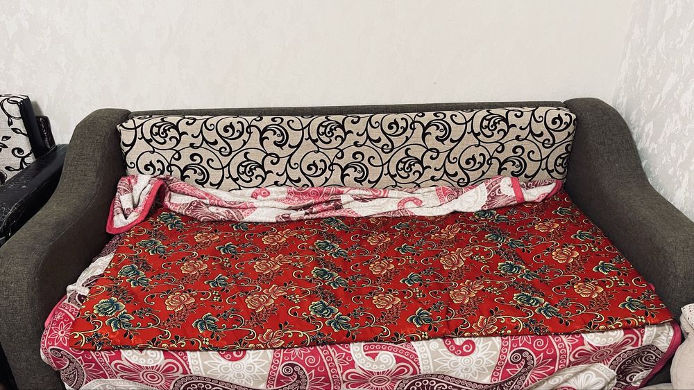 Диван для гостиной комнаты.