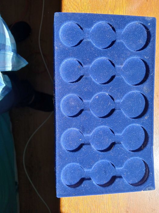 Cutie plastic negru cu tavite cu lacasuri patrate pt. monede