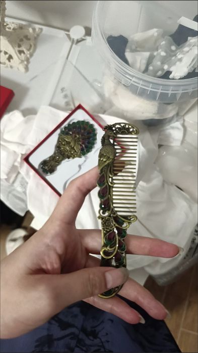 Продаётся зеркало с гребенками