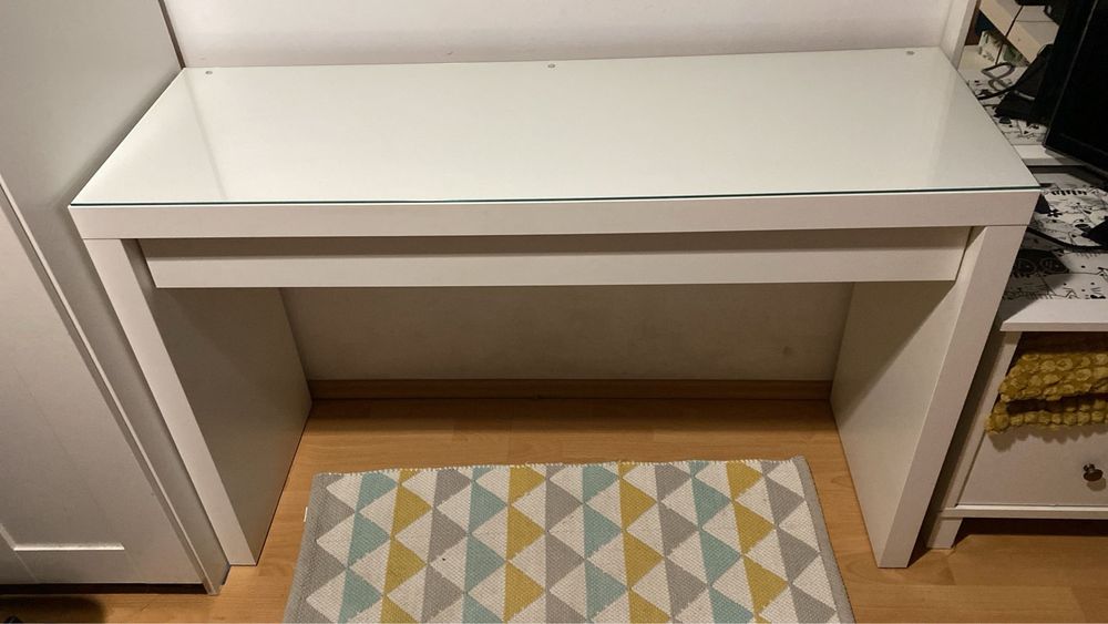 Masuta Ikea MALM