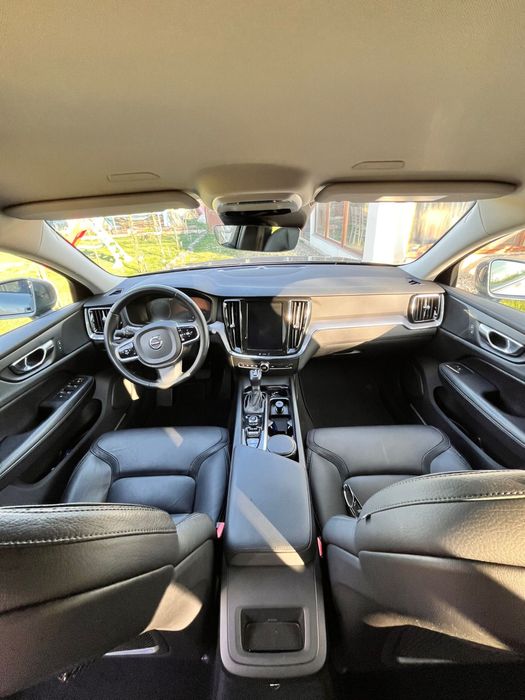 Volvo V60 Cross Country D4 AWD • Momentum Pro • 2020