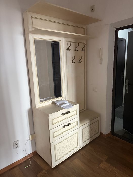 Продам стол и прихожий