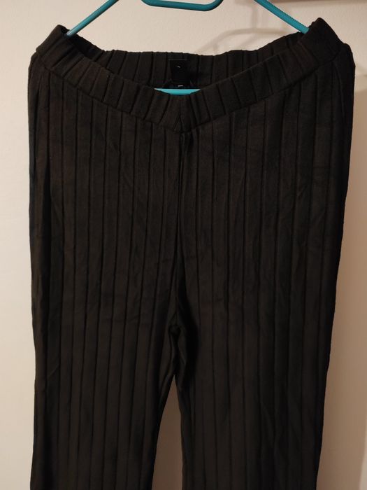 Pantaloni negri evazati si elastici