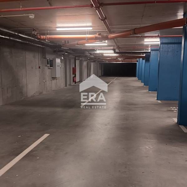 ЕКСКЛУЗИВНО! Под наем! Гараж с ролетна щора в комплекс Фемили гардън,