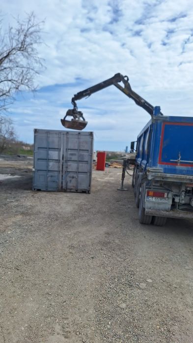 Autoutilitară  camion cu macara hidraulica perfecta pentru șantiere