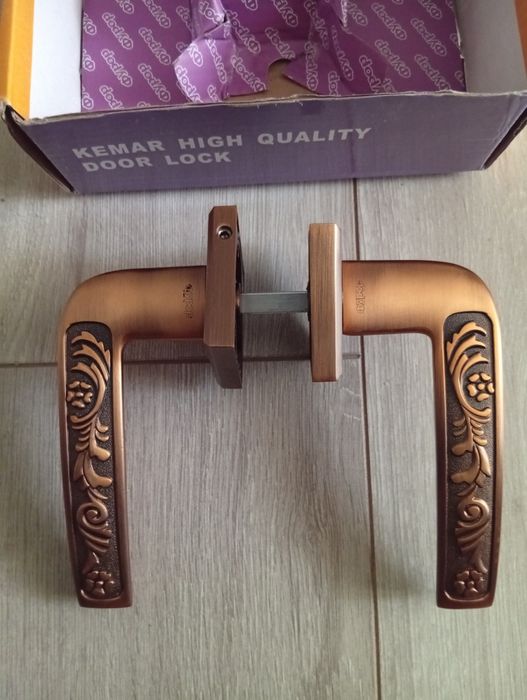 Продам дверные ручки