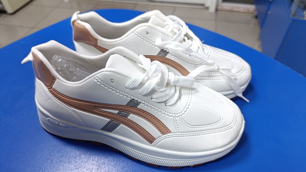 Кроссовки новые продам