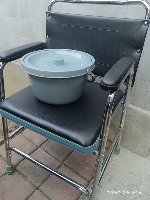 Vând scaun medical cu oliță detașabilă