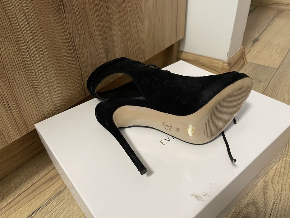 Обувки на висок ток