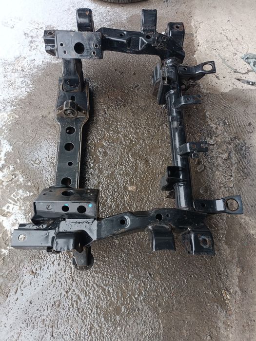 Подрамник передний