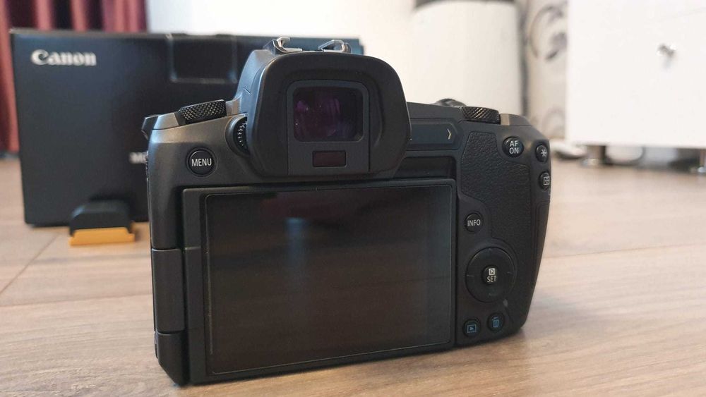 Canon EOS R cu adaptor EF,  card SDXC 128GB si 5 acumulatori originali
