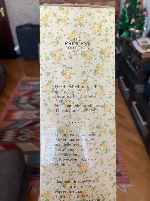 Фарфоровая кукла