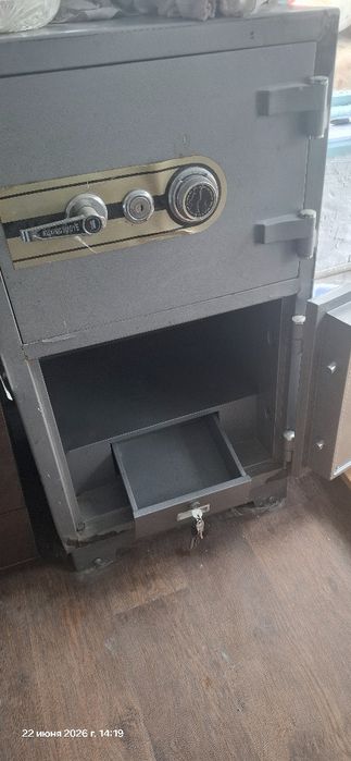 Сейф с двумя отсеками
