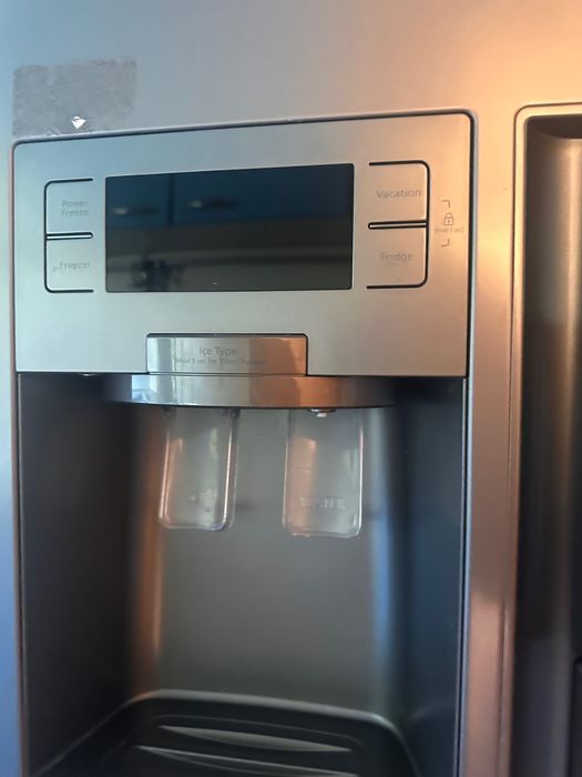 Хладилник Samsung с ледогенератор, диспенсър за вода, No frost