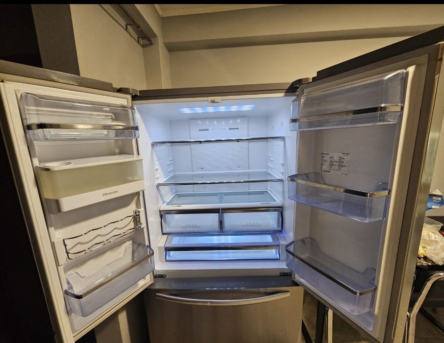 Hisense RF697N4ZS1 syde by syde