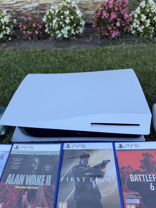 PS5 с 2 джойстика във гаранция  с много игри