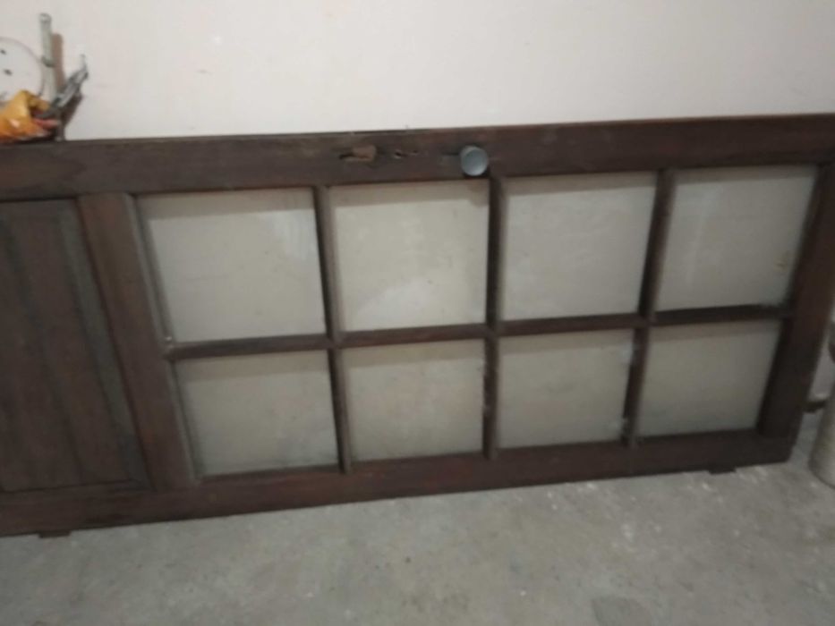 Продам дерявяно - стеклянную дверь