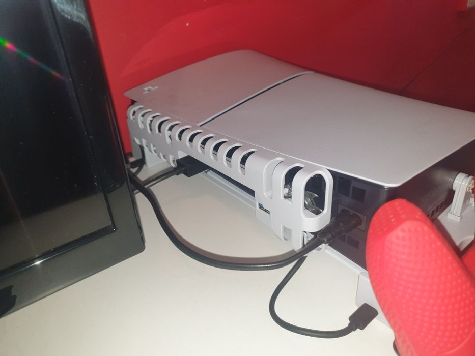 PlayStation 5 с 2 джойстика и 8 игри плюс стойка!