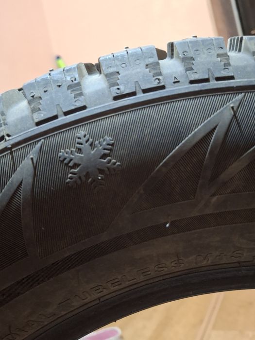 Продам компоект . Зимних шины . Шипованные