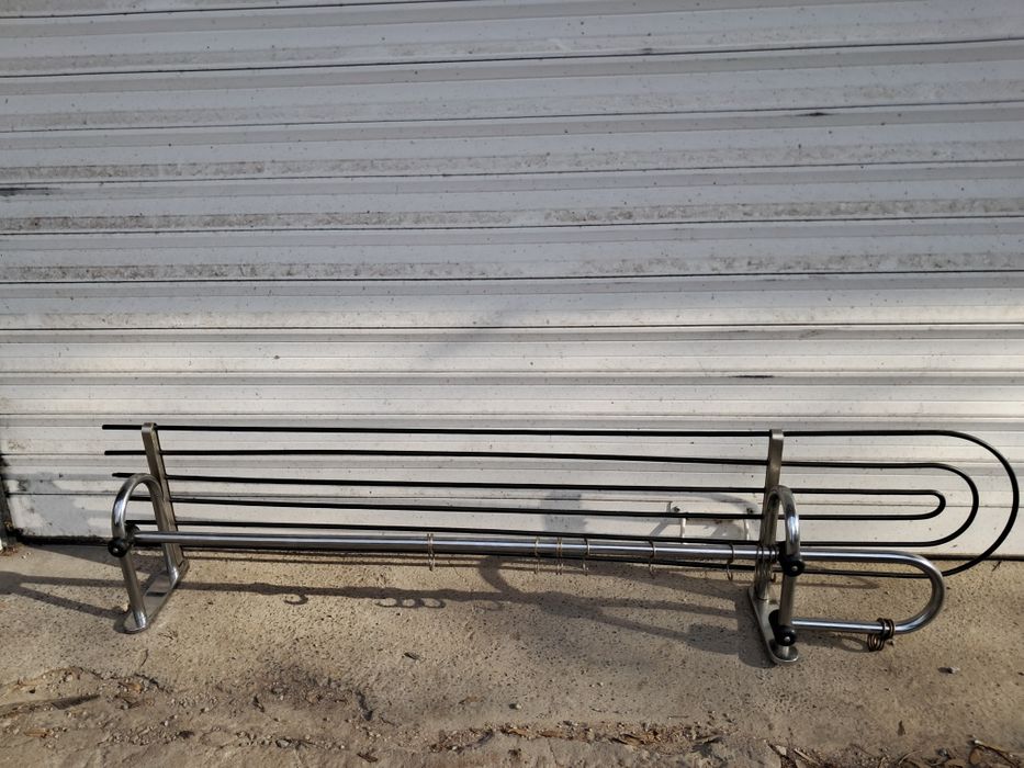 Стабилна желязна закачалка за дрехи с поставка за шапки