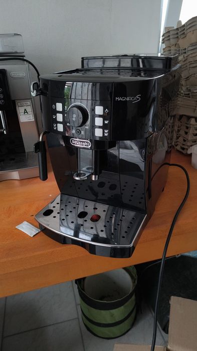 Expresor de cafea delonghi magnifica s