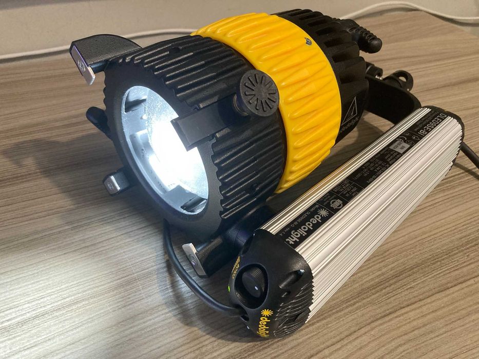 Reflector profesional Dedolight DLED9SE-BI cu balast incorporat