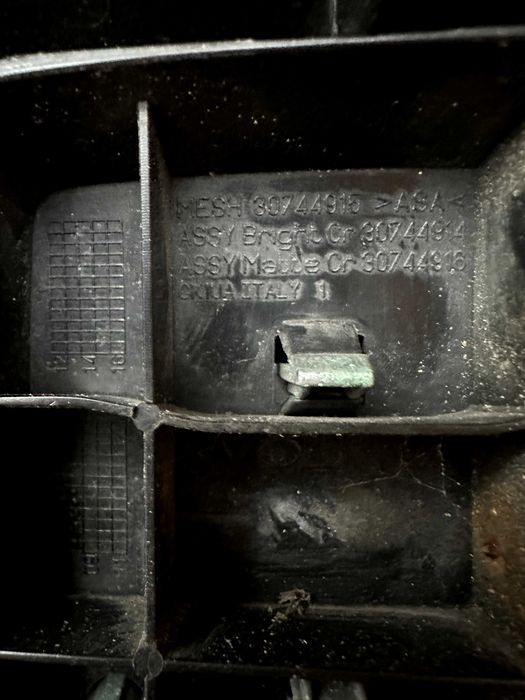 Решетка Volvo C30 S40 V50  2008-2011 здрава без счупени компоненти